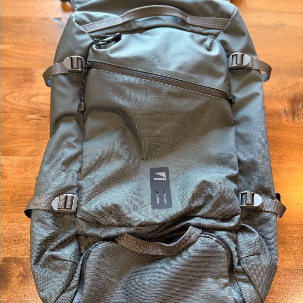 LANDER - Rolltop travel bag. (First gen.)Gray. 35L